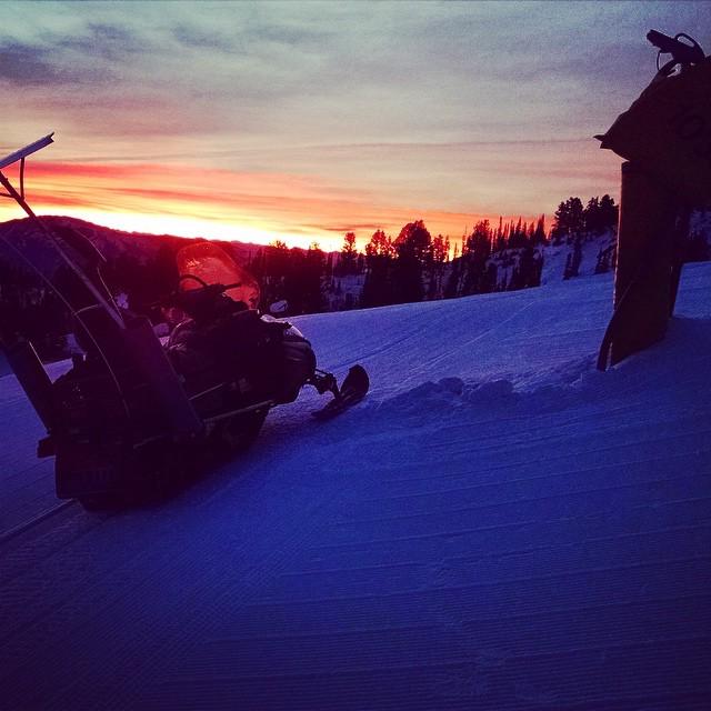 SnowbasinResort's tweet photo. Sunrise from the viewpoint of our crew this morning #myofficemyplayground #SnowbasinReso... http://t.co/KpYQoyAWAt http://t.co/OmBX1GKGzi