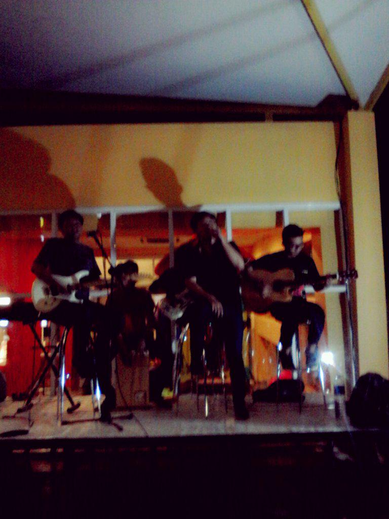 DjaversID's tweet photo. @DjavuBandID live on Grand opening CFC Pom Bensin Cikokol Pengayoman Tang City @Kota_Tangerang cc: @mata_kota http://t.co/flEl5JhZnc