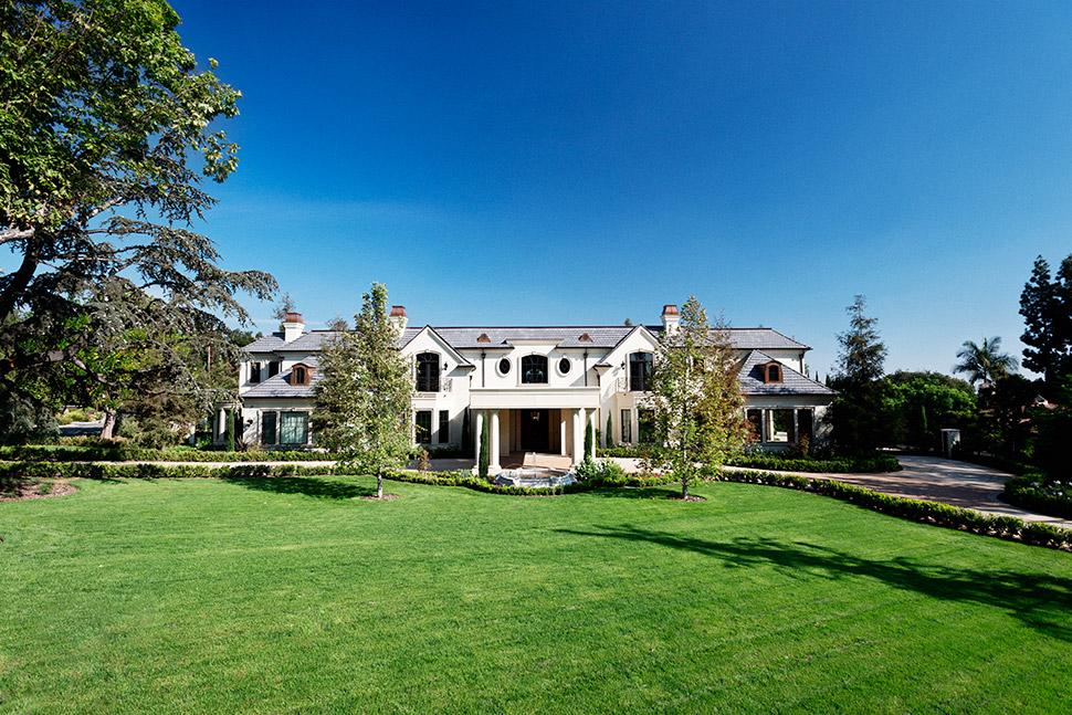 AritheRealtor's tweet photo. Chinese Millionaires are changing the #realestate market!   #Realtors #investors. http://t.co/ET50h1riml http://t.co/2AGYMTvTUX