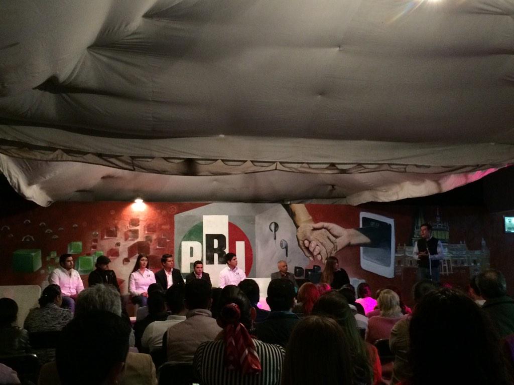rgfernando08's tweet photo. Toma de protesta @chavizarevgdl @SANRVZ http://t.co/SuowsyfvaU