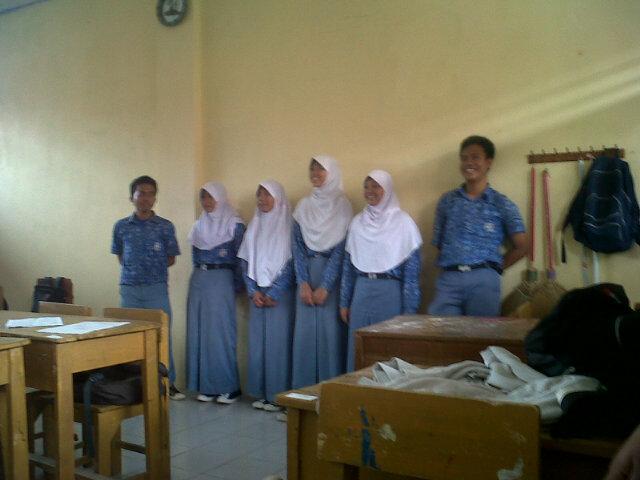 XClassIp3's tweet image. Pembuatan video lagu alkana alkena alkuna utk tugas kimia. Cc: @bellaerst