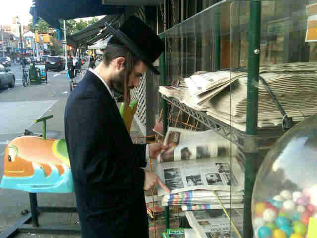 KIeinaNar's tweet photo. ווען ענק ליינען נייעס אויף טוויטער פון @B0B0V אדער פון @Bobov45 ועוד ליינען ענק גע'גנב'טע נייעס ער ליינט אן באצאהלען http://t.co/W47fJdzGpF