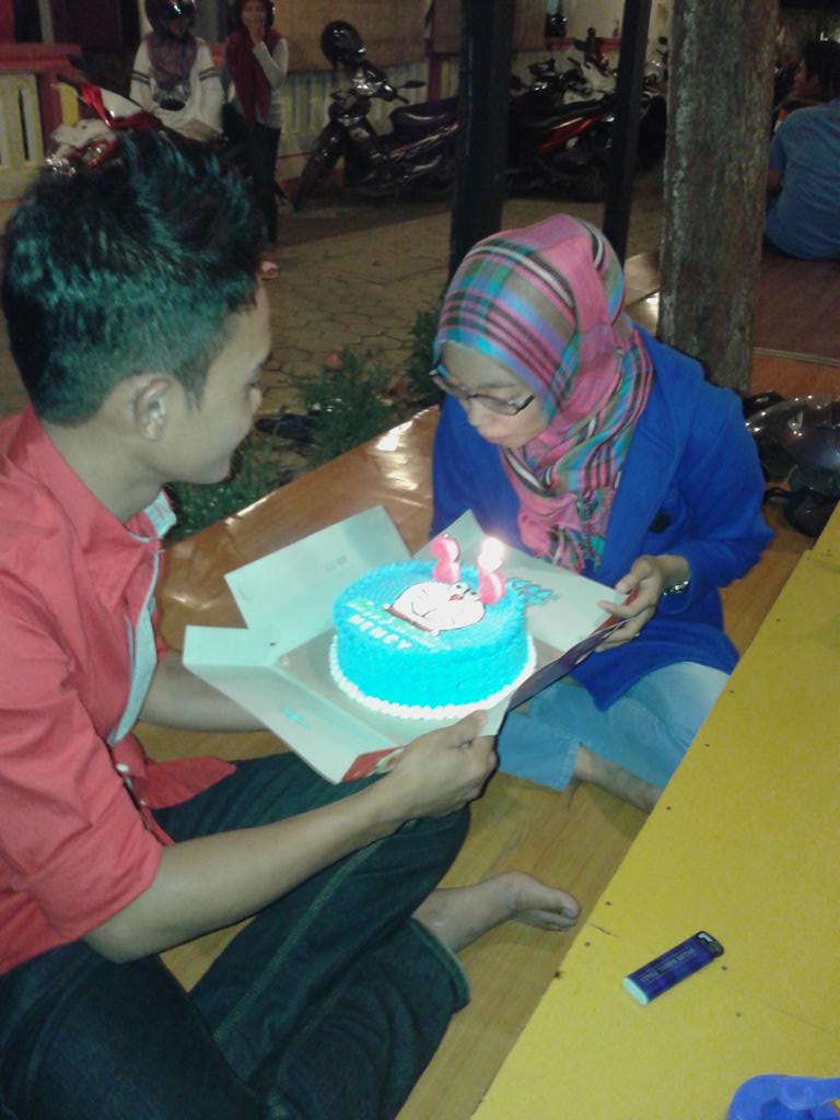 DwieLensa's tweet photo. Selama hidup dr kecil,baru tahun ini ultah dpt surprise.;-) thank's abang zie &amp; family. http://t.co/YhzZmtRQaV