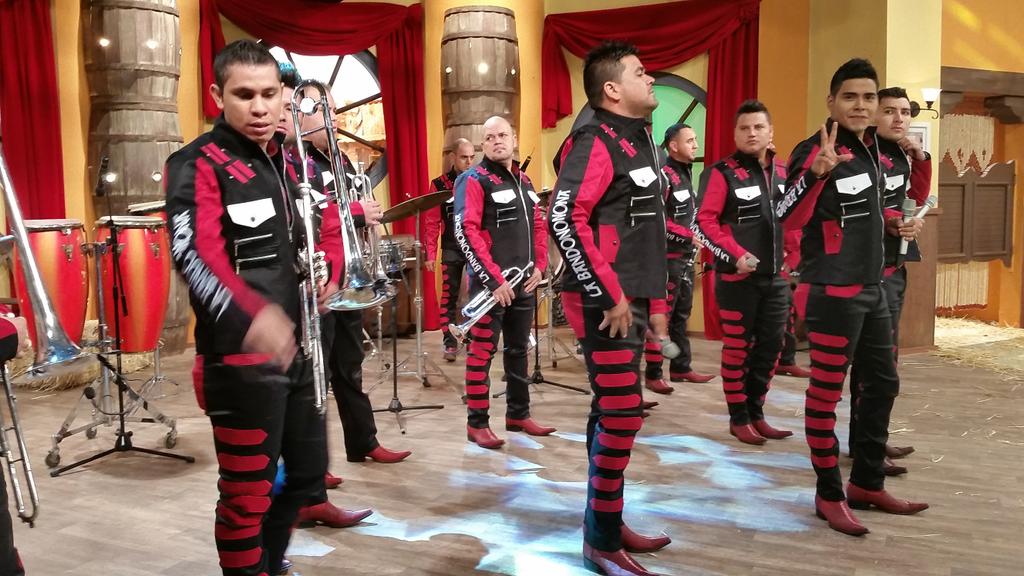 mine_mathilde's tweet photo. Pónganle a @TvBandamax está @B_RanchoViejo @esteban_brv @frankybrv @juliobrv @joselynjuncal #LaCantinaDelTunco http://t.co/qWAg6cgkDu