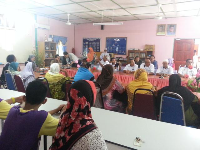 AADKRaub's tweet photo. Forum Smpna Hari  HIV/AIDS 2014 bsma Pkr Kesihatan Keluarga,Pen Pengarah R PP AADK Pahang (F) lembah Klau 11.12.2014 http://t.co/2kCvpyyvSq