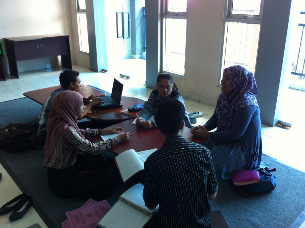 Hallo kami dari pengurus TSS yang baru sedang melaksanakan perdana study club pada hari ini :)