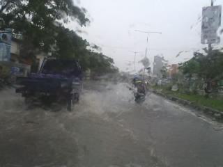 vanessaemurphy's tweet photo. Road conditions earlier this week in Makassar #monsoonseason http://t.co/KR26hsIFNe