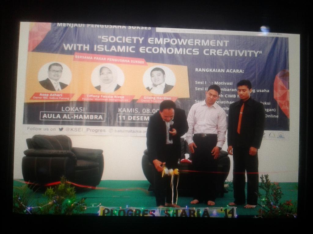 Pemotongan pita oleh Pak Yazid, Pak Irfan dan Saudara Jabbar Sambudi @FoSSEI_Jbdtbk <a href="/fossei_nasional/">FoSSEI NASIONAL</a> #present