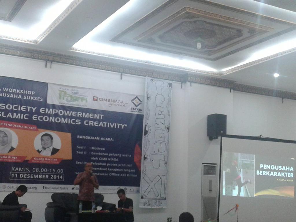 Pembicara pertama oleh Pak H. Acep Al Azhari beliau adalah pengusaha Rumah makan Gabus Pucung.