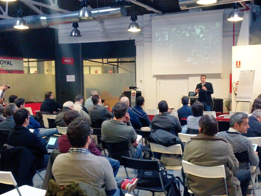 jsmanrique's tweet image. Empezamos el #DevOSSAzureDays data, data, data... Con @rafaachaerandio