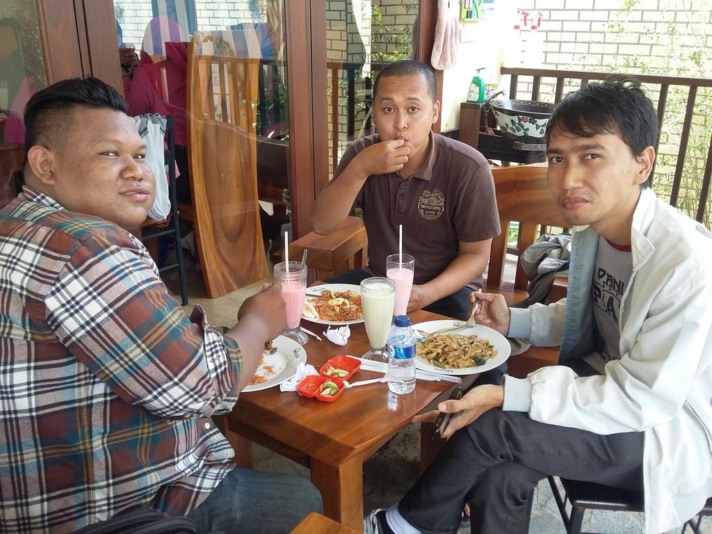 BEMFKMUNMUL's tweet photo. Pakpres w/ ajudan 😆✌ (KUPER BEM FKM) http://t.co/EBvFSudLtU