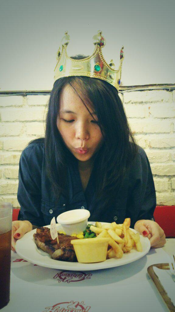 misscitra's tweet photo. Yeaay!! Kedua kalinya ngerayain ultah di holycow!! Dulu di #campsenopati skg di #camgading . Long live Holycow!! http://t.co/ahkm1YVE49