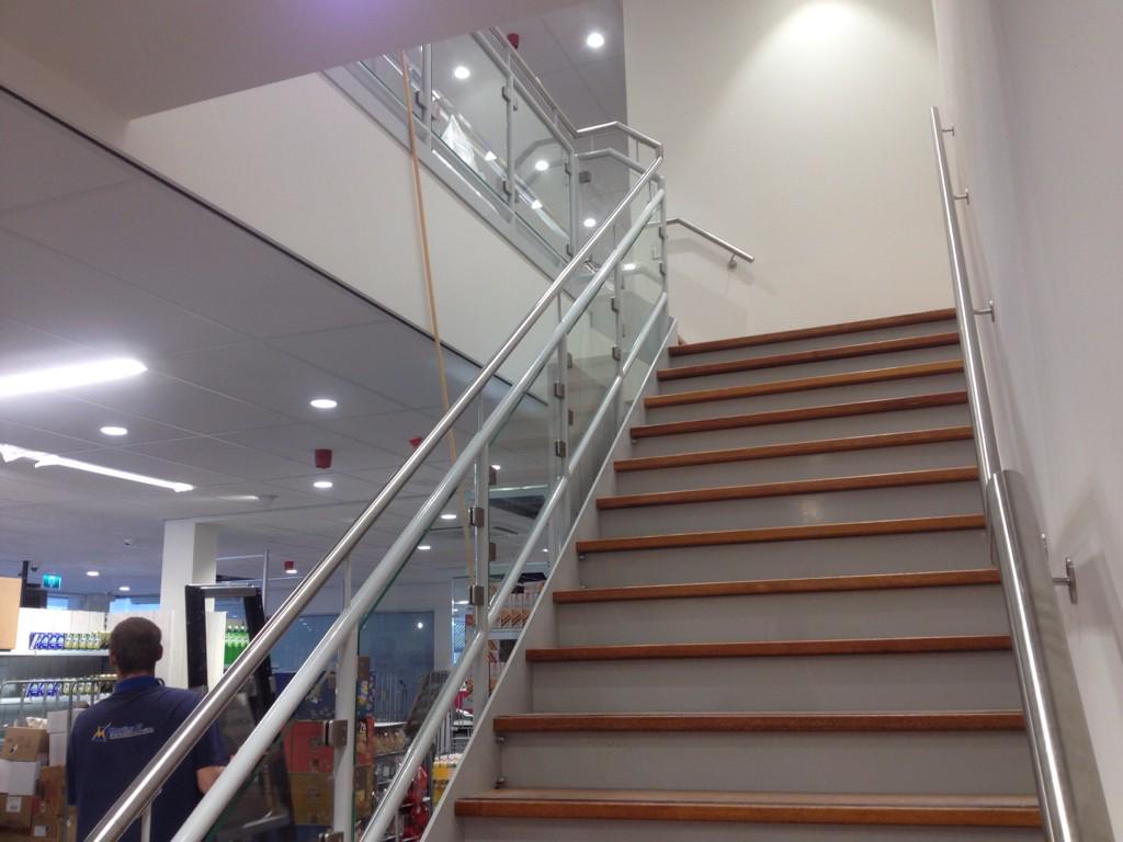 hoekstraglas's tweet photo. Trap -en balustradebeglazing met rvs glasklemmen, voor nieuwe winkel Xenos, geleverd en gemonteerd http://t.co/bf3OBddM9x