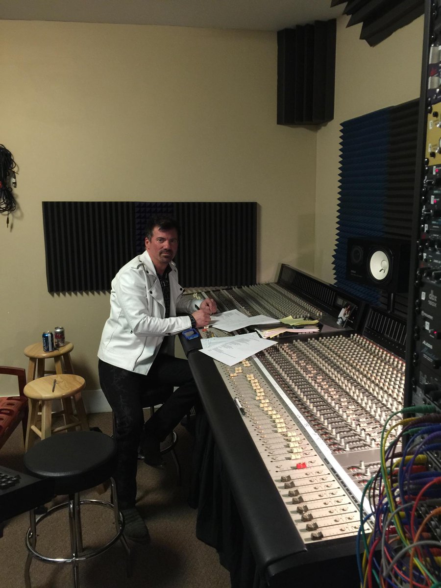 In the studio with Billy Marlowe at SWEETSONG Nashville. D$