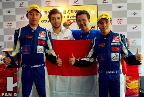 ARTMotors's tweet photo. Humpuss Junior Racing Team stars @DarmaHutomo and @sennaking36 will drive car #8 and car #36 

#AFREnduranceRace http://t.co/Uu3tWIDIHc