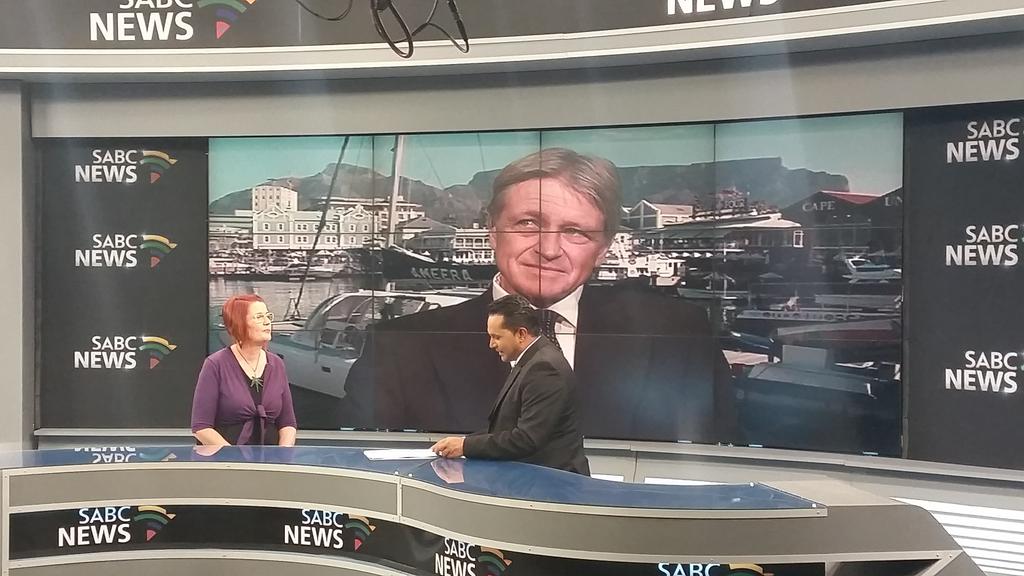 FieldsOfGreenFA's tweet image. #daggadebate in full swing @ SABC studios. #jointhequeue