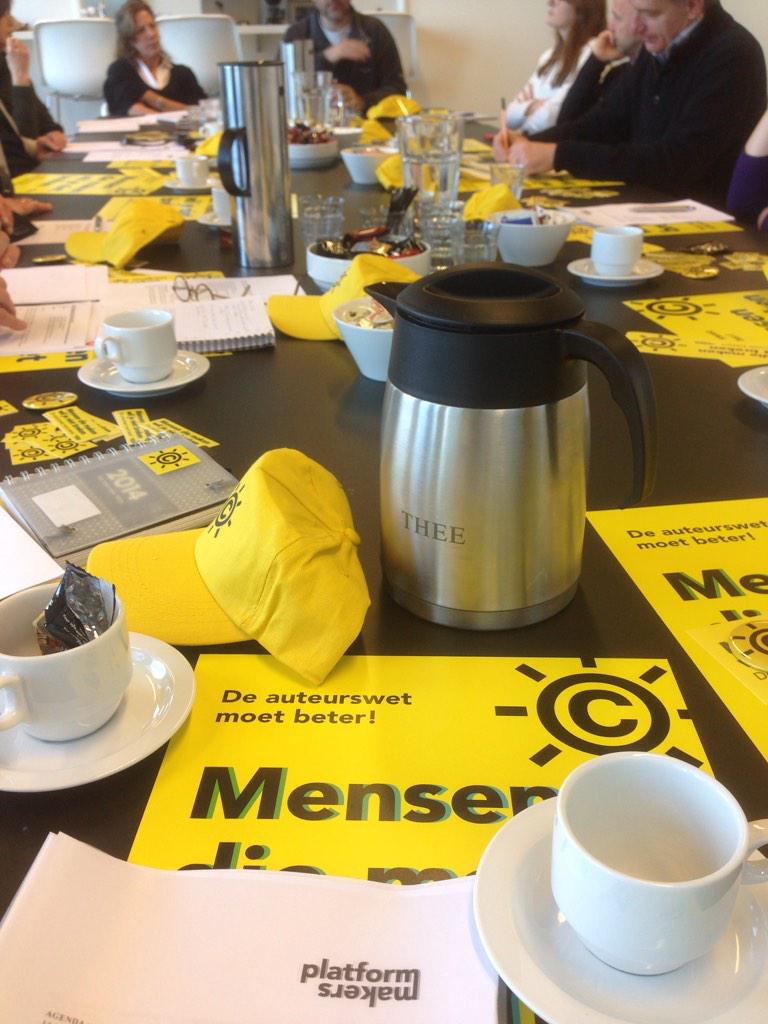 Een tafel vol met actiebereidheid. platform makers in overleg over beter auteurscontractenrecht.