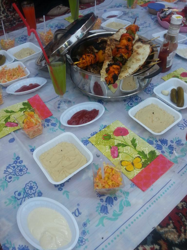 Shojiawa's tweet photo. @flowersbride @BoshraSharaf @asomh5511 @Eiman_Mohd صراحة  الله يديكم العافية ياااارب 😘🌹🌹 http://t.co/bIZeuCPurE