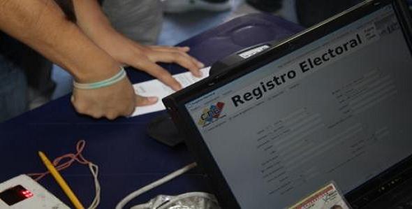 Yenanly's tweet photo. "CEA_FAU Es hora de que juntes a tus panas y te lances a inscribirte en el Registro Electoral http://t.co/3L7s4aWGom http://t.co/7KdpaWS3Vr"