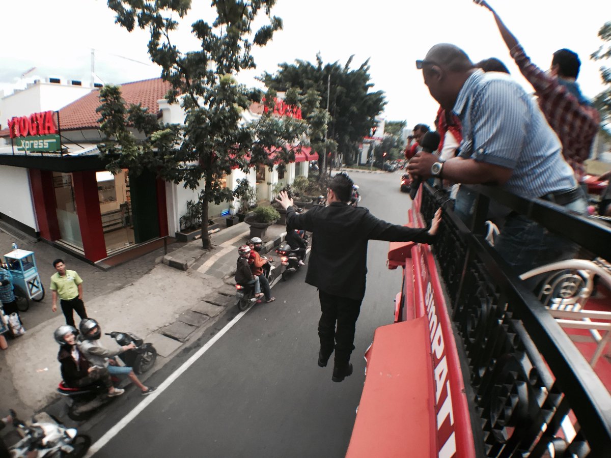 jika Bandros penuh, mungkin bisa ikut dgn cara spt <a href="/abuMarlo/">ABU MARLO</a> ini RT

<a href="/BusBandros/">Bandung Tour On Bus</a> ””