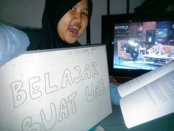 vinnimaulmaul's tweet image. @netmediatama Biar lagi UAS, tapi tetep nonton @Ini_Talkshow haha SEMANGATT!!! #IniTalkshowNETmanager #NETmiliuner_3