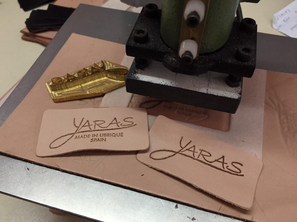 yarasleather's tweet photo. Grabando los sellos de la colección #AW14/15 de @yarasleather http://t.co/1gpSY7ussn