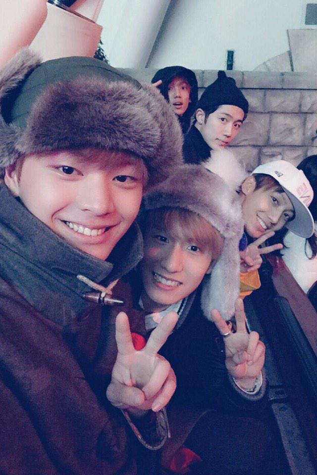 MW_950731's tweet photo. 친구들이랑
롯데리아 먹다가 삘받아서
스무살의패기로
지하철타고
롯데월드 http://t.co/EU3XNcdtPN