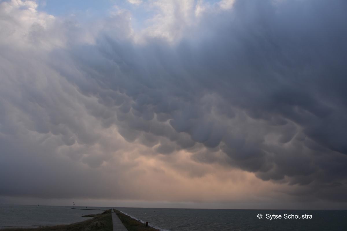 smitjets's tweet photo. Rt"@SytseSchoustra: Mamatus boven #Terschelling !!  Prachtig !! http://t.co/o0YCmtkADm" hoppa de weerfotograaf van Terschelling #volgtip
