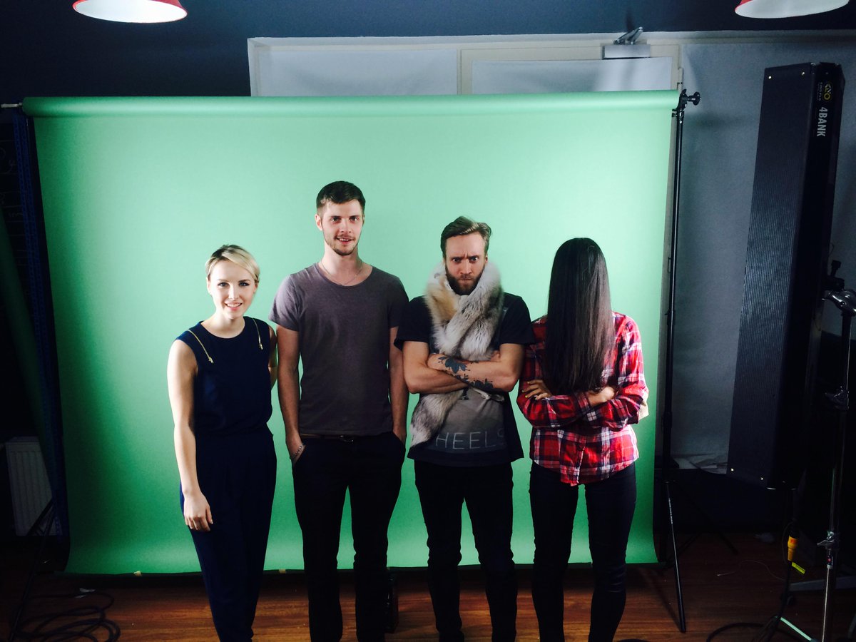 robureau's tweet photo. Девочка с головой наоборот и обычная съемка на зеленке.
#robureau #хромакей #chromakey http://t.co/sM1csUAq6x