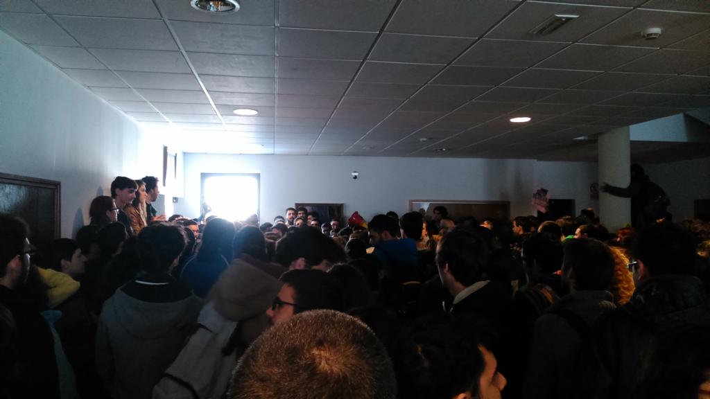adius_sevilla's tweet photo. Suspendido #ClaustroUS #StopReforma Gritos de SI SE PUEDE!! HOY EL CLAUSTRO NO SE CELEBRA! #saveparciales http://t.co/XPGxrDEzln