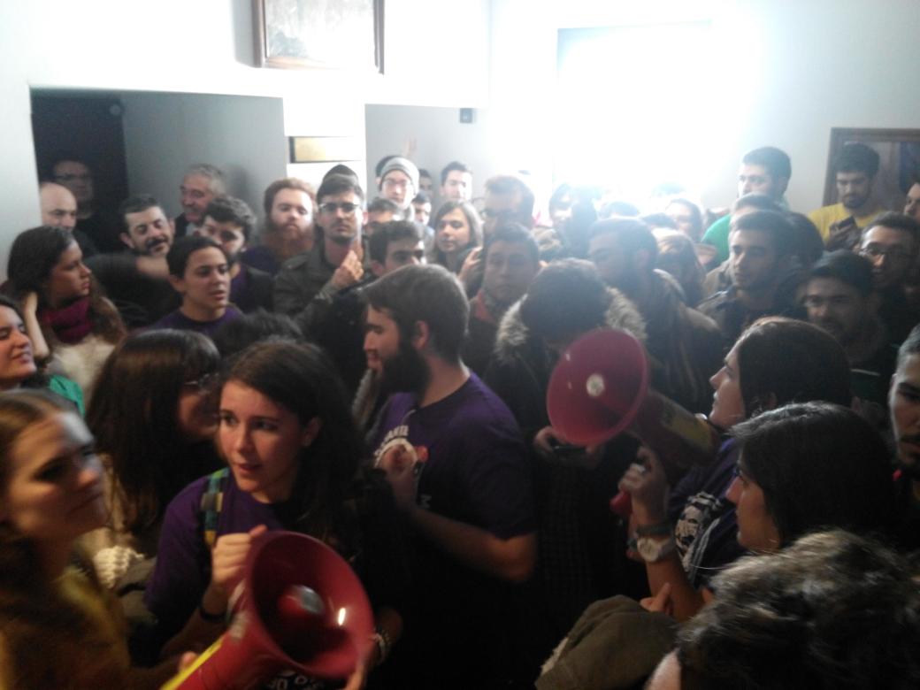 contrafoto21's tweet photo. El Claustro de la Universidad de Sevilla NO SE ESTÁ CELEBRANDO #sevillahoy #StopReforma #SaveParciales http://t.co/roe9Li82M1