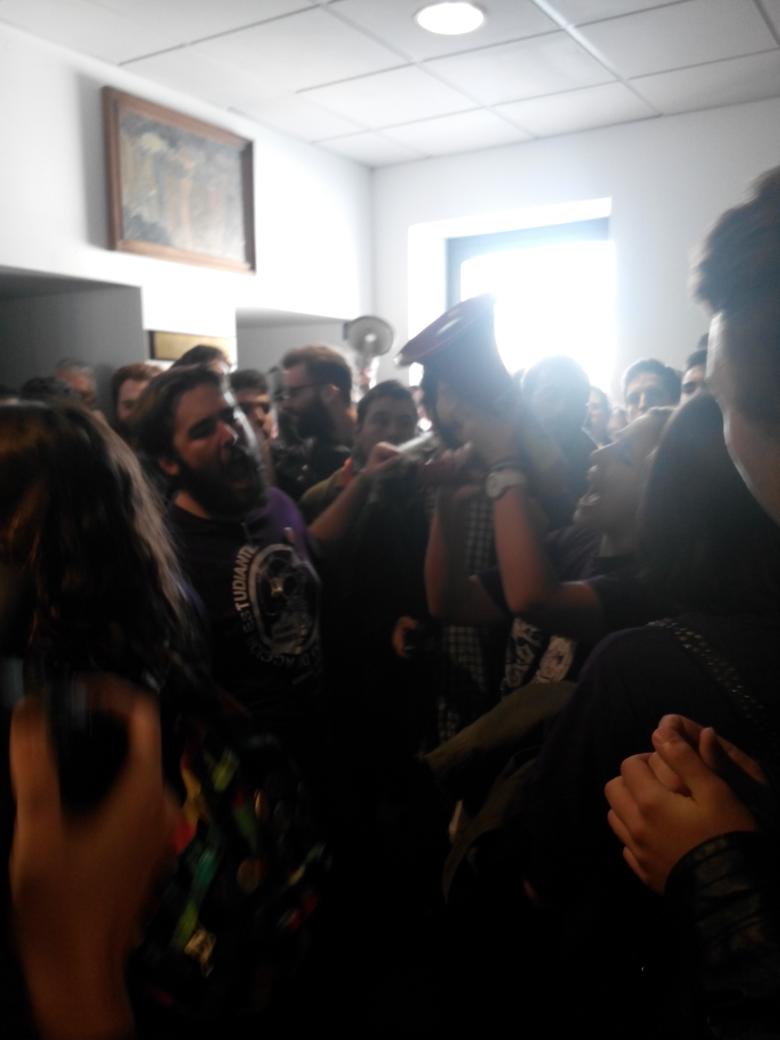 contrafoto21's tweet photo. El Claustro de la Universidad de Sevilla NO SE ESTÁ CELEBRANDO #sevillahoy #StopReforma #SaveParciales http://t.co/roe9Li82M1