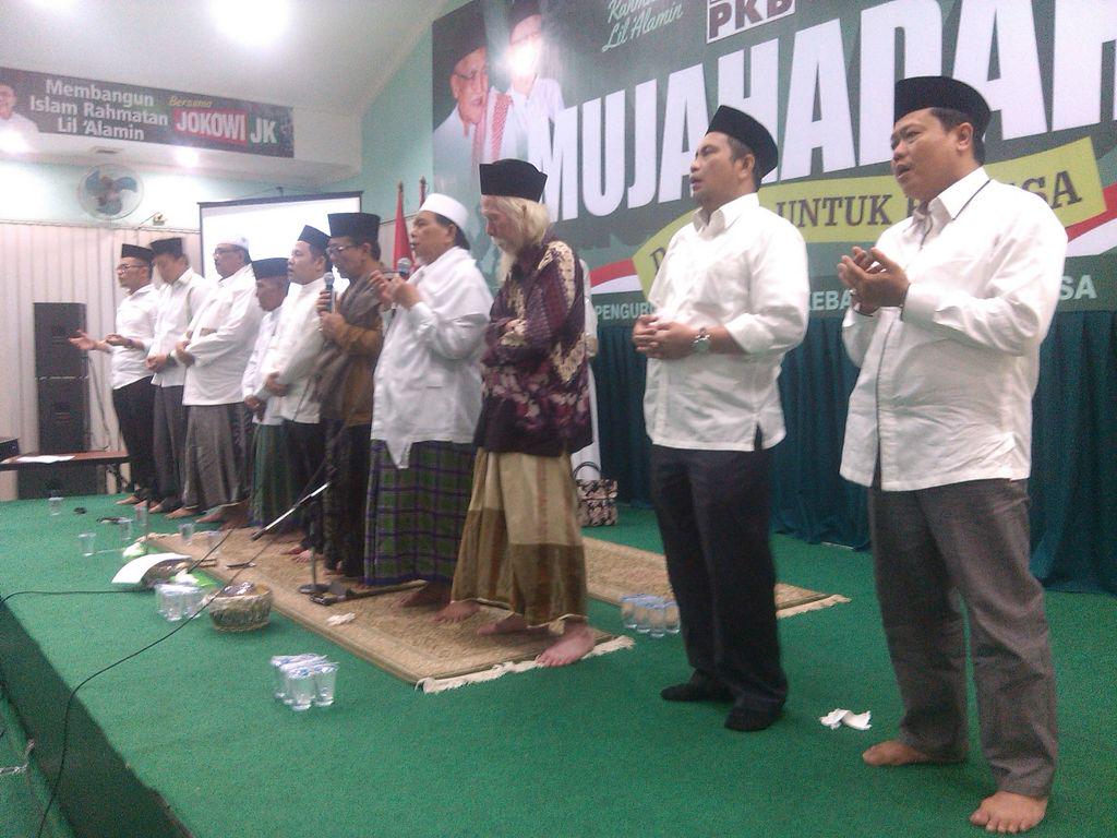 DPP_PKB's tweet image. Ka-Ki: Moh Toha (anggota DPR RI), Menteri Desa @marwan_jafar &amp;amp; Kiai Ghofur #Mujahadah
