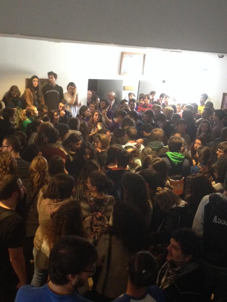 Los estudiantes paralizan el Claustro en el que se iba a debatir la reforma de los parciales, en Derecho #sevillahoy
