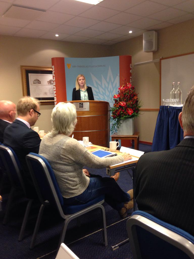 RenTaarn's tweet image. Ny leder i @UFUst, @hennaeidsaune besøker #stfk og sier de skal jobbe mye med saker om miljø og lærlinger. Glede mæ!