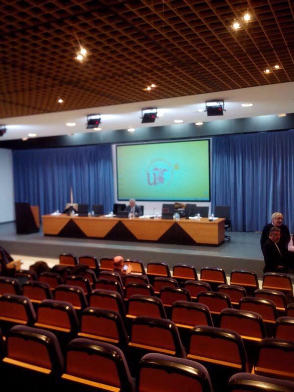 twitCADUS's tweet photo. 29 claustrales de 300... ¿Quórum? El claustro debería haberse suspendido ya. Seguimos en lucha #SaveParciales http://t.co/yfuCMxg6Hm