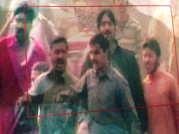 Qasim_Shah77's tweet photo. Tum kitna Gullu Pakroo Gy
PMLN K har Leader Ky Ghar sa gullu nikla ga
#TerroristPMLn
#ShutDownToRebuild Karachi
http://t.co/OoWjao6A8w