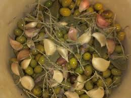 ¿Cómo aliñar aceitunas? Nosotros nos gusta  el aliño con ajos, y a ti? #Almazia #Aove #Jaén 
 ow.ly/FIuSV