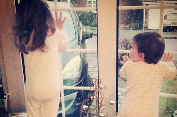 It's snowing! First fall across Teesside as THIRD weather alert issued bit.ly/1wjhAi8 #uksnow