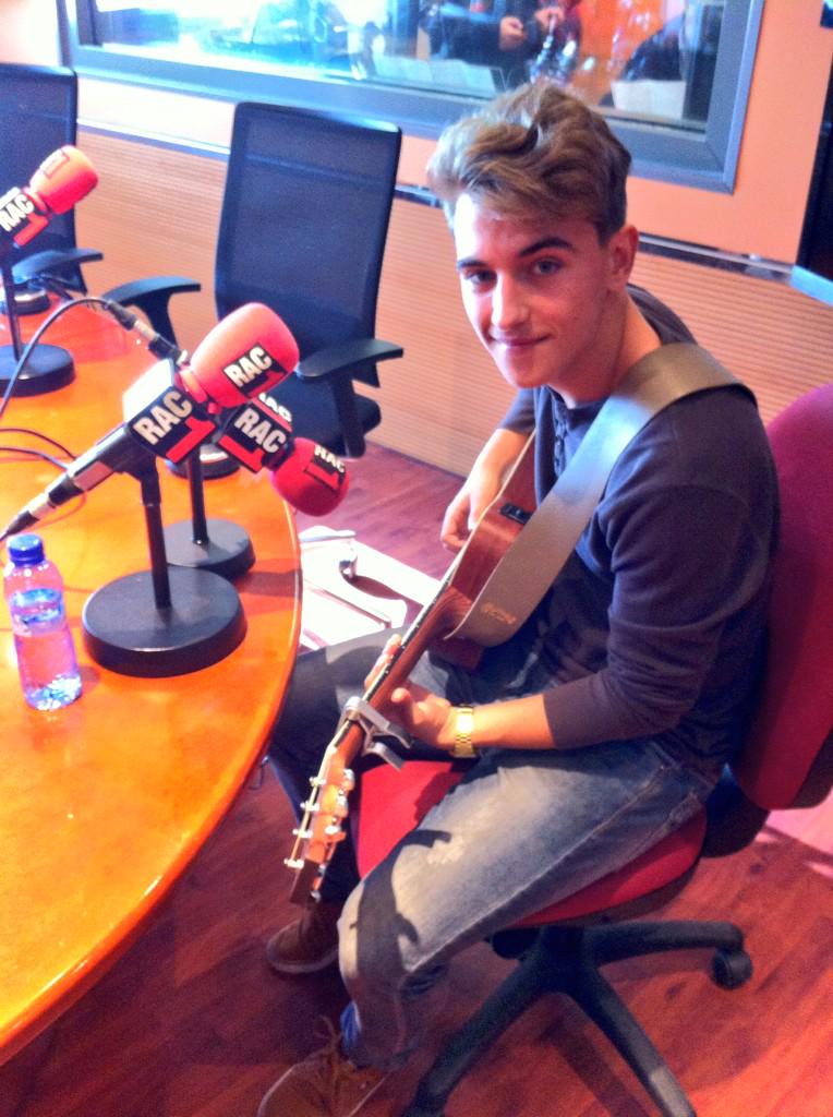 musicaglobal's tweet photo. En 5 min @manelnavarro10 a @elmonarac1 estrena #brandnewday http://t.co/OLS4RmCIwj