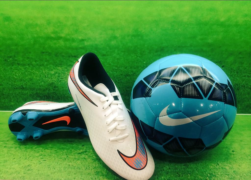 sportingprobris's tweet photo. @nikefootball Shine collection now in store and online. We love the colour splash on the bottom of the boot http://t.co/1R8sqKv4xo