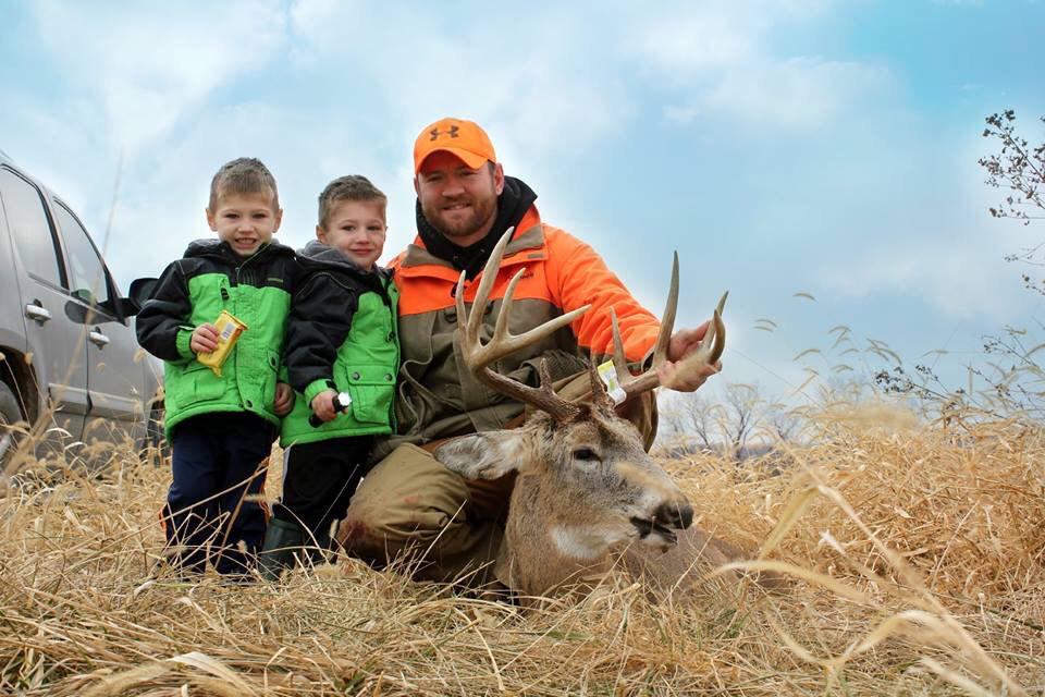 FlatlinedFowl's tweet image. My future flatliners came out to see daddy's harvest. #2014Buck #deer #iowa #buck #flatlined #flatlinedfowl #dirtnap