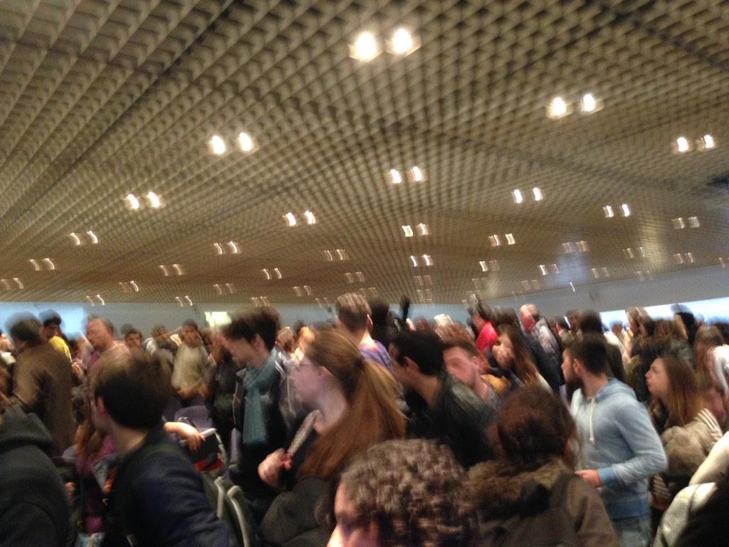 AlternativFCEYE's tweet photo. La fuerza de los estudiantes impide que el claustro se celebre #ClaustroUS #StopReforma http://t.co/06sjvZCxO4