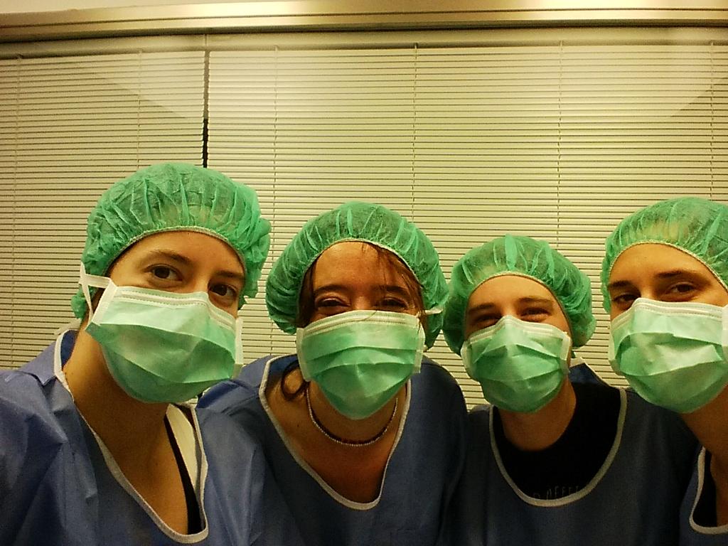 AnnaEchegaray's tweet photo. #HEALteam prepared for the surgery. #dHEALTHbcn @moebiobarcelona @hannamartus @l_lagares @EMedina_Ruiz http://t.co/20zl64HUm6
