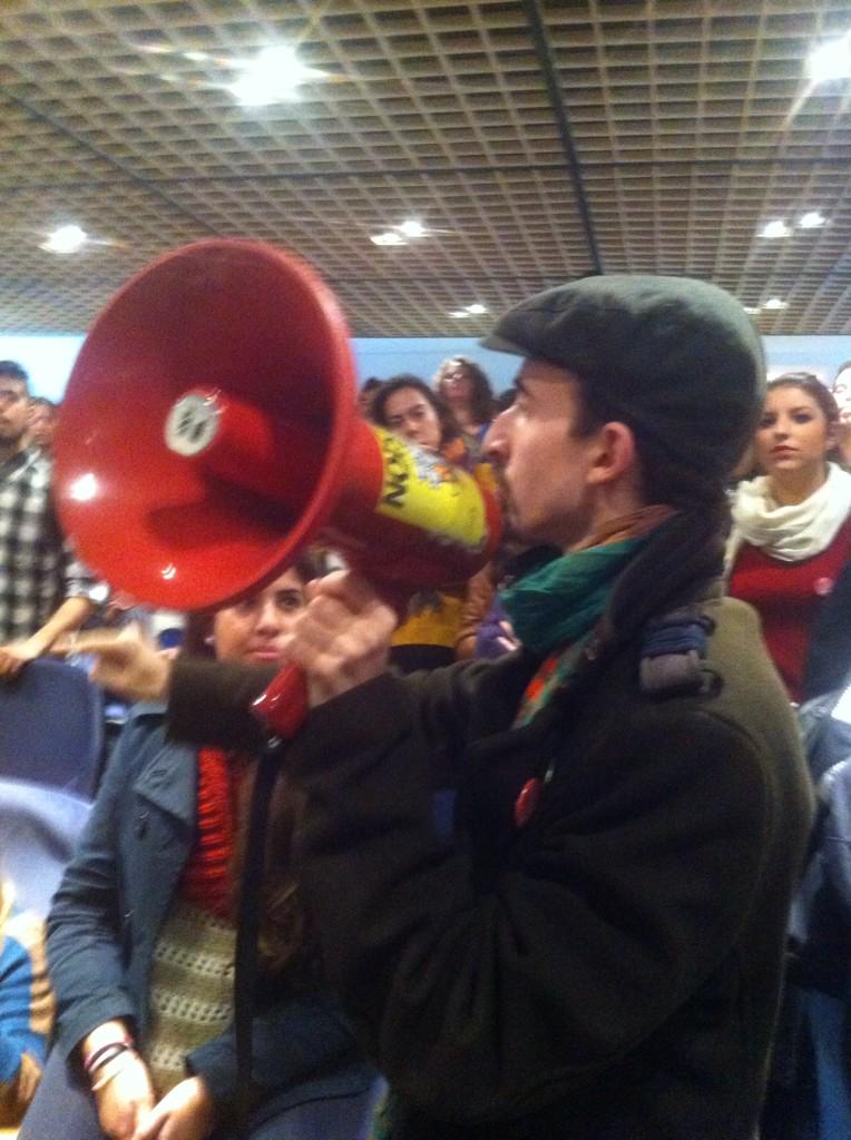 DelegacionFcom's tweet photo. @AlfonsoGTorres responde al Rector en nombre de los estudiantes! #StopReforma http://t.co/fUm9G5hrDJ