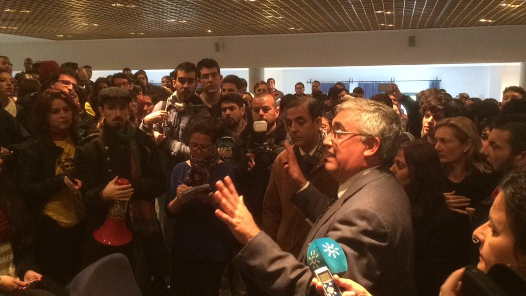 twitCADUS's tweet photo. El Rector se marcha sin escuchar a los estudiantes #StopReforma y #SaveParciales http://t.co/Xo8QAwMyYk