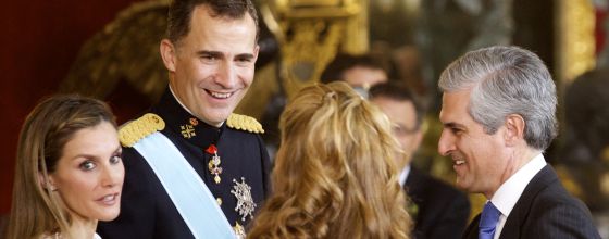 el_pais's tweet photo. La comida tras la coronación de Felipe VI costó 65.993 euros http://t.co/mKERYoN1YE http://t.co/wScA6rMPuU