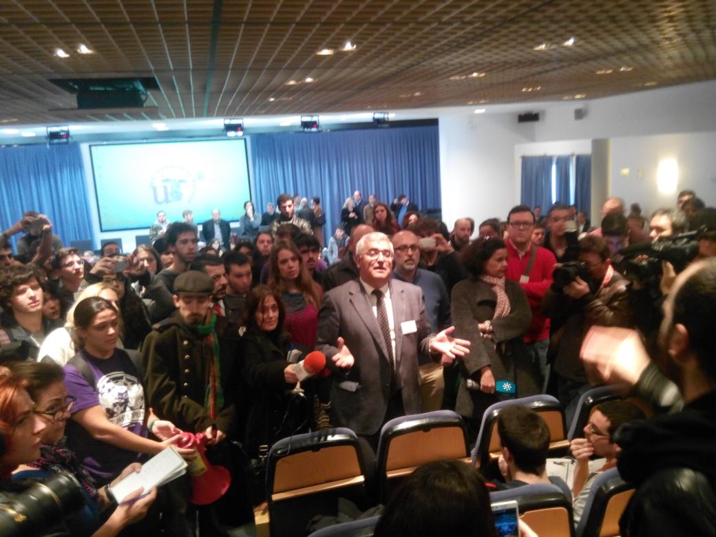 contrafoto21's tweet photo. Finalmente el Rector se ha visto obligado a SUSPENDER el Claustro #sevillahoy @twitCADUS @TwitdelMAE #SaveParciales http://t.co/jqdkDqv9nV