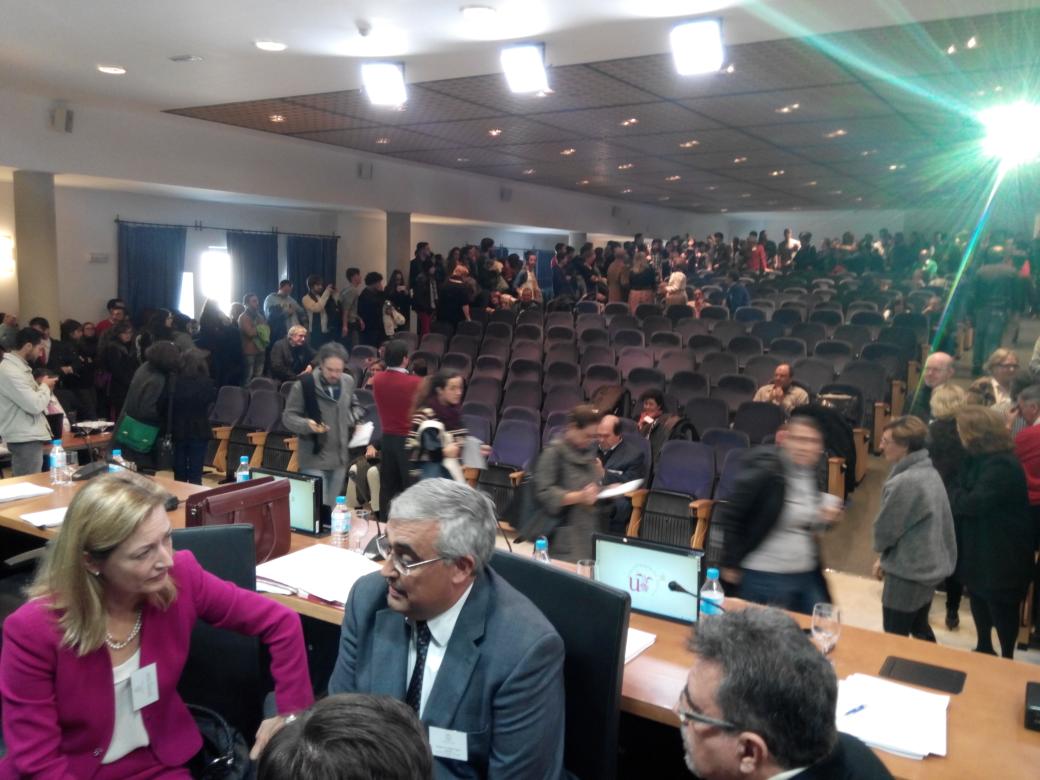 contrafoto21's tweet photo. Finalmente el Rector se ha visto obligado a SUSPENDER el Claustro #sevillahoy @twitCADUS @TwitdelMAE #SaveParciales http://t.co/jqdkDqv9nV