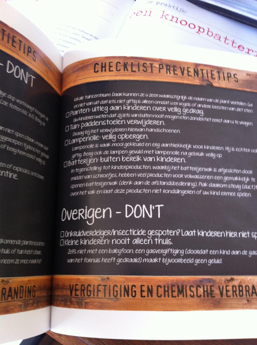 PrevComesFirst's tweet image. #Knoopbatterijen=gevaarlijk. Ook dit staat in ons boek 'Pas op, kijk uit!' Tip:plak stevig(duct)tape over batterijvak